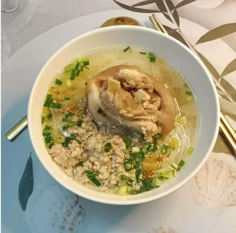 Hình ảnh Hủ Tiếu Giò Heo Thịt Bằm