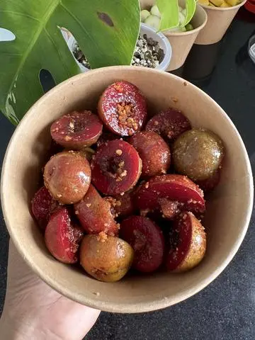 Hình ảnh Mận lúc lắc