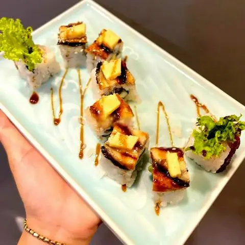 Hình ảnh Cuộn da cá hồi phủ lươn