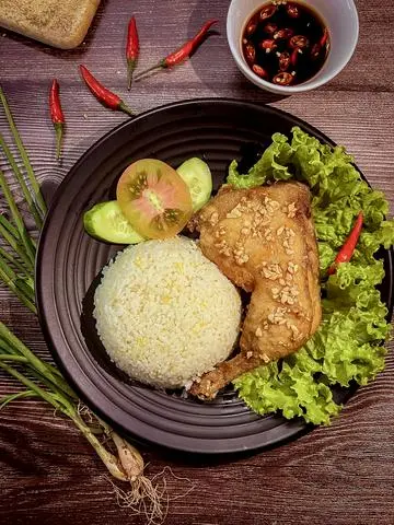 Hình ảnh Cơm Chiên Gà Góc Tư Sốt Mắm Tỏi