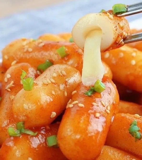 Hình ảnh TOKBOKKI Nhân Phô Mai KHỔNG LỒ nấu sốt
