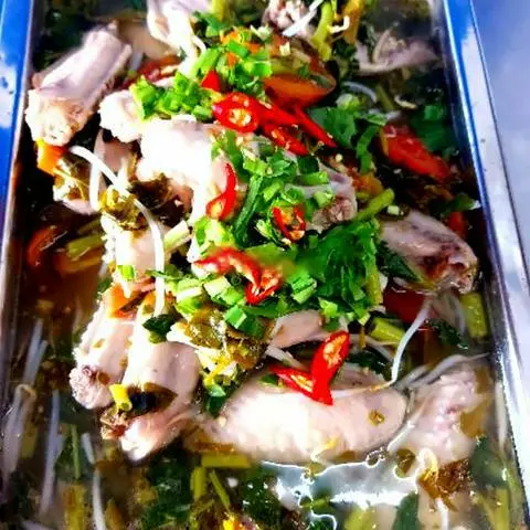 Hình ảnh Cơm canh gà nấu lá giang