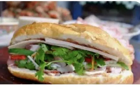 Hình ảnh bánh mì chả và trứng ốp la