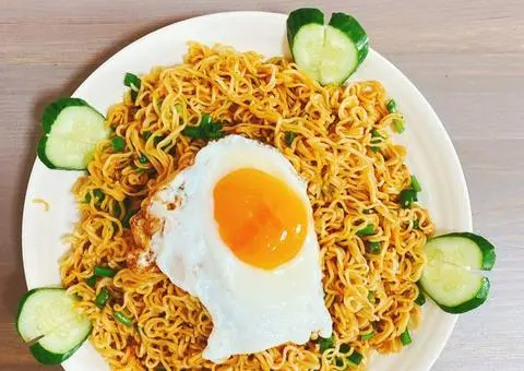 Hình ảnh Mì trộn 2 trứng lòng đào
