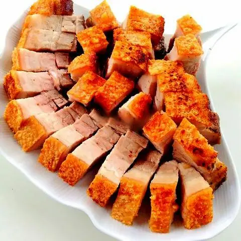 Hình ảnh Heo quay ba rọi rút sườn da giòn nửa kg