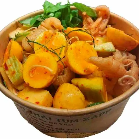 Hình ảnh chân gà mix trứng gà non lòng đào sốt thái