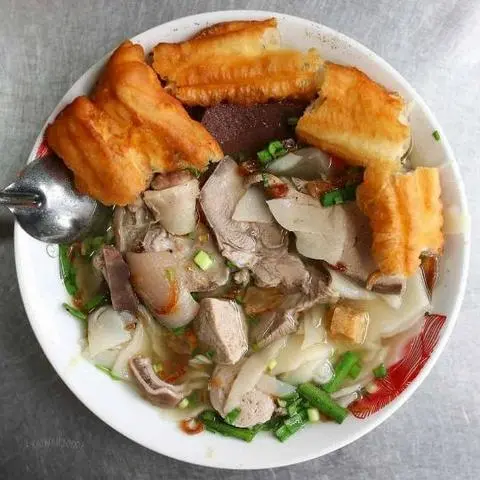 Hình ảnh Hủ tiếu thịt - bò viên - trứng cút - da heo - huyết