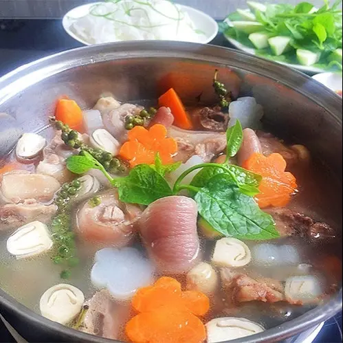 Hình ảnh LẨU ĐUÔI HEO HẦM TIÊU XANH