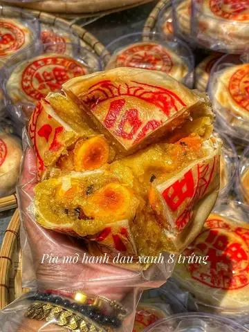 Hình ảnh Bánh Pía Đạu Xanh Mỡ Hành 8 Trứng Muối _ hộp 500g