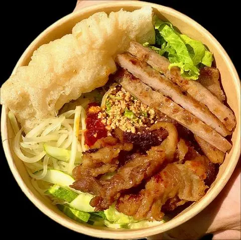 Hình ảnh Bún  thịt nướng nem nướng.