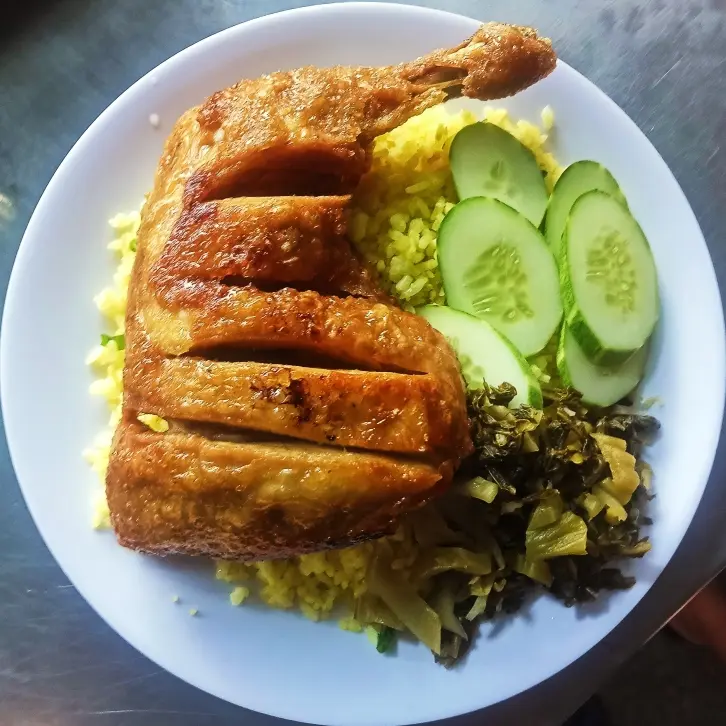 Hình ảnh Cơm gà xối mỡ đùi góc tư lớn
