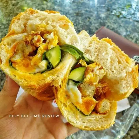 Hình ảnh Bánh mì chả cá trứng