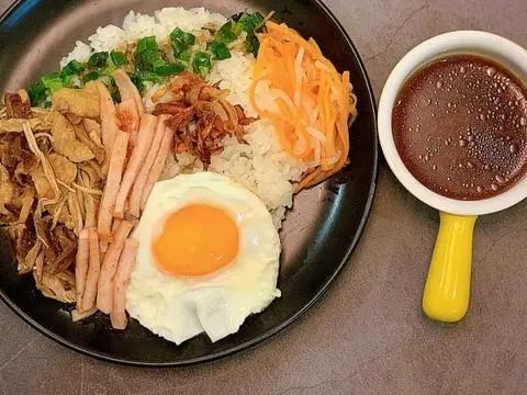 Hình ảnh xôi trứng và chả lụa( đầy đủ topping) 