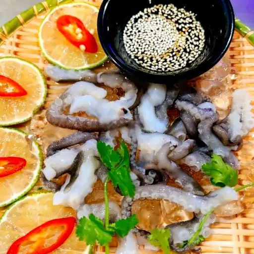 Hình ảnh Bạch tuộc babi sống tắm dầu mè