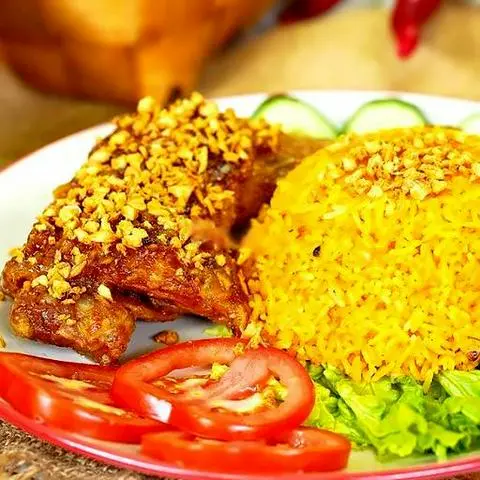Hình ảnh Cơm gà xối mắm tỏi (đùi tỏi)
