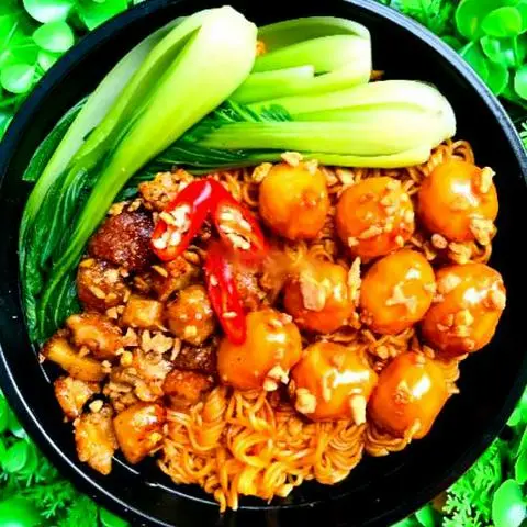 Hình ảnh Mì trộn tóp mỡ cá viên lắc mắm tỏi