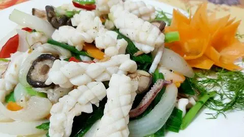 Hình ảnh Mực xào hành cần (chưa bao gồm cơm)