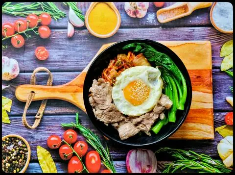 Hình ảnh Mì trộn thịt bò kim chi + trứng