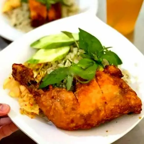 Hình ảnh Cơm chiên đùi gà góc tư sốt chua cay