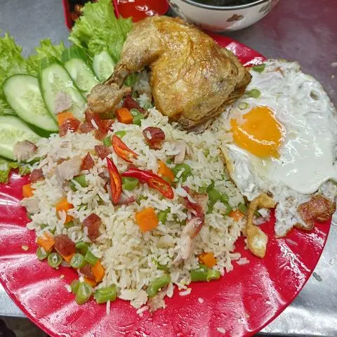 Hình ảnh Cơm chiên dương châu đùi gà ốp la 