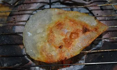 Hình ảnh Khô cá Bống nướng bếp than