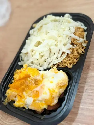 Hình ảnh Mì xào bò trứng xúc xích sợi xoăn