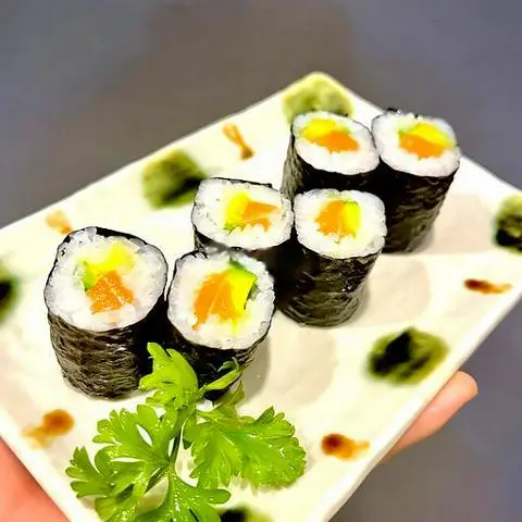 Hình ảnh Cuộn cá hồi bơ