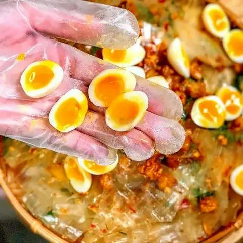 Hình ảnh Bánh Tráng Trộn Trứng Cút Lòng Đào Tóp Mỡ