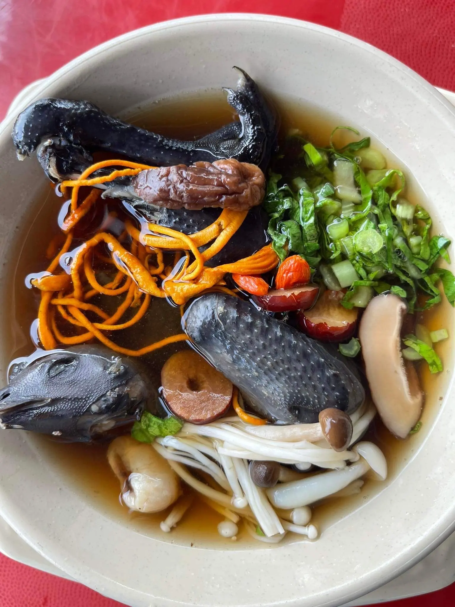 Hình ảnh Gà ác hầm nhân sâm( nguyên con)