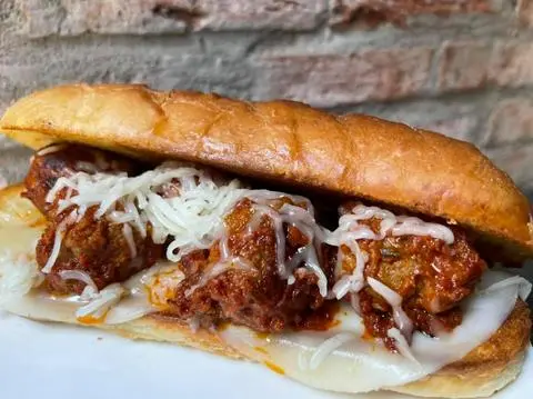Hình ảnh The Meatball Sub - Bánh mì thịt viên và phô mai