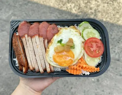 Hình ảnh Cơm xá xíu - ốp la - lạp xưởng
