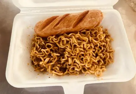 Hình ảnh mì indomie trộn xúc xích đức