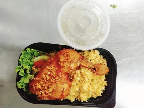Hình ảnh Combo: Cơm gà 1/4 sốt mắm tỏi lớn - canh rong biển