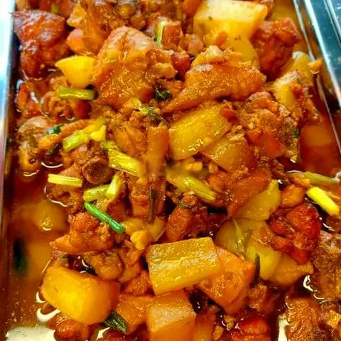 Hình ảnh Cơm gà kho củ cải ớt hiểm