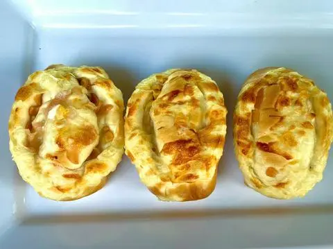 Hình ảnh Bánh mì Phomai xúc xích 