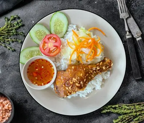Hình ảnh Cơm Tấm Đùi Gà chiên mắm  + ốp La 