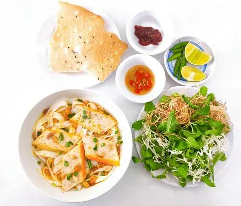 Hình ảnh Mì quảng chả cua - chả tôm