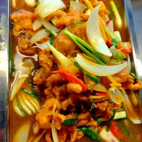 Hình ảnh Cơm chân gà rút xương kho gừng nước tương