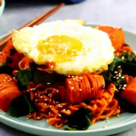 Hình ảnh Mì Trộn INDOMIE Trứng Ốp La - Xúc Xích