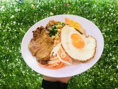 Hình ảnh Cơm Sườn Ốp La Chả Tôm