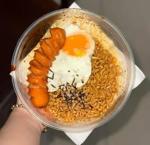 Hình ảnh mì samyang xúc xích ốp la 