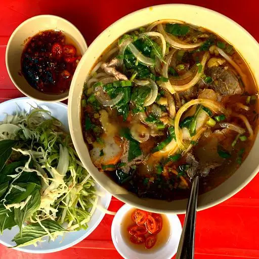 Hình ảnh Bún bò chả huế, chả tôm