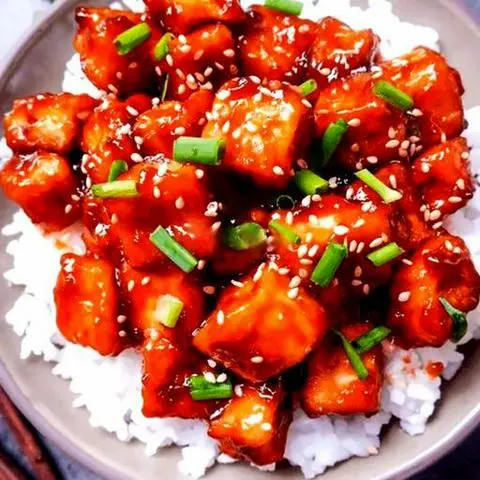 Hình ảnh Spicy tofu with seaweed rice ball - đậu hủ sốt cay ăn kèm cơm nắm rong biển