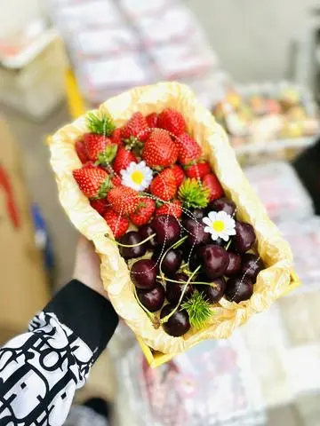 Hình ảnh Khay quà Dâuu Tâyy Và Cherry Vip