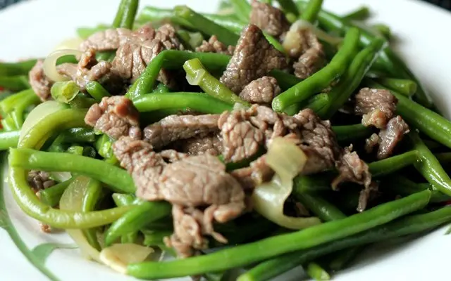 Hình ảnh Cơm chiên đậu que xào bò - trà tắc