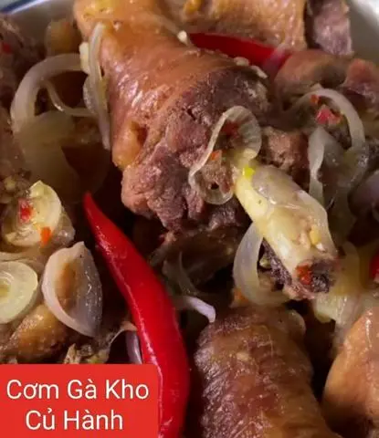 Hình ảnh Cơm Gà Kho Củ Hành 