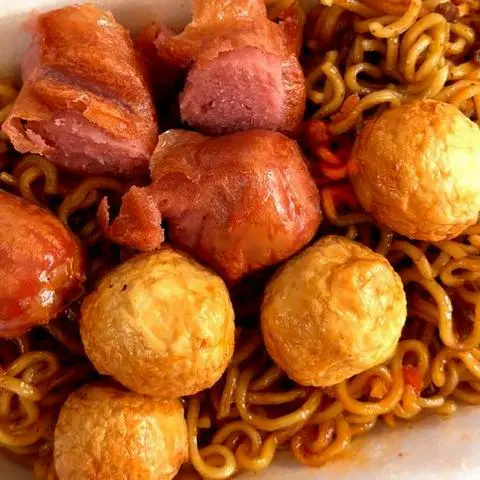 Hình ảnh Mì trộn xúc xích cá viên