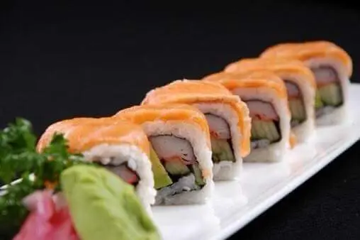 Hình ảnh Cơm cuộn cá hồi sống