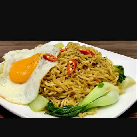 Hình ảnh mì trộn trứng ốp la