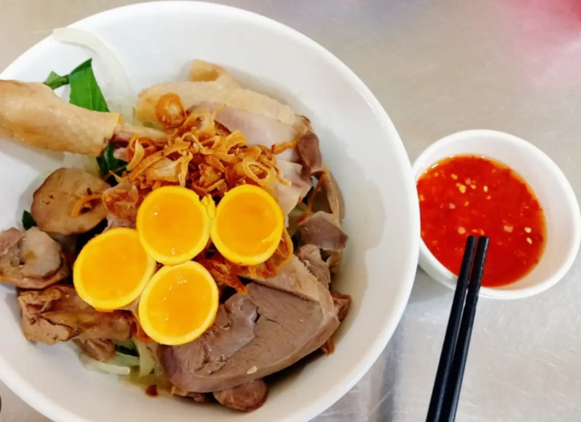 Hình ảnh Bánh ướt đặc biệt ( gà xé, trứng non, lòng gà )